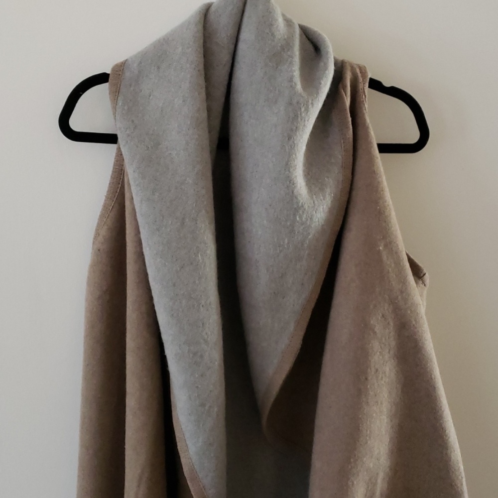 Nwt Reversible tank shawl